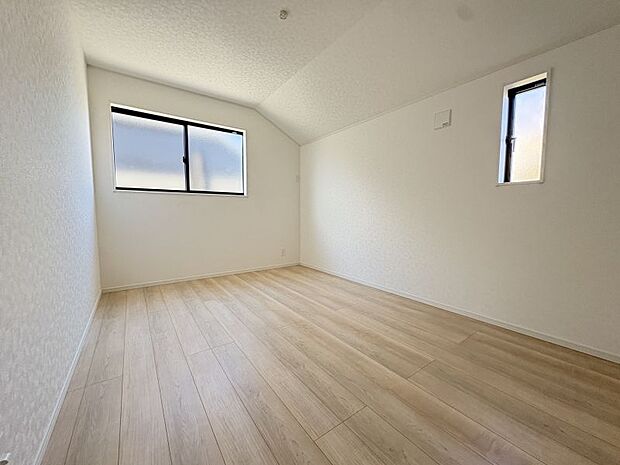 【洋室6.5帖】 北側のお部屋ですが2面採光で通風良好♪