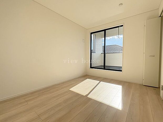 【洋室6帖】 こちらのお部屋からもバルコニーに出られます。