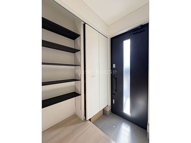 【玄関収納】 左側扉はこれから設置予定です。可動棚なので、いろんな物収納できて便利です。