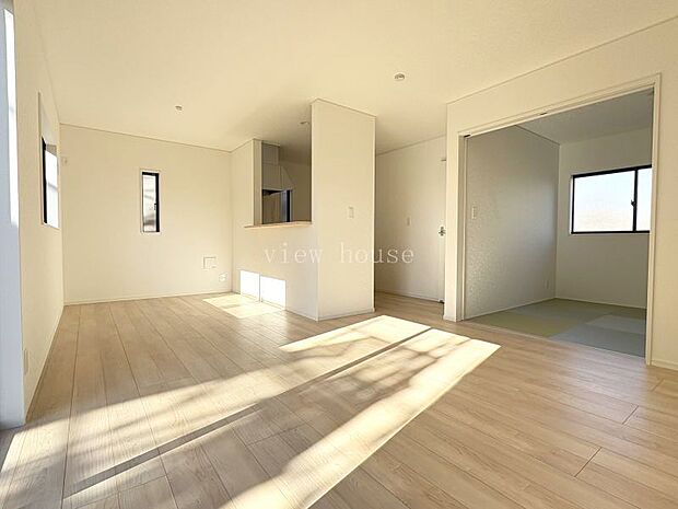 【LDK16帖】 隣接した和室と合わせると20帖以上の広々!毎日の生活も楽しくなりそうですね♪