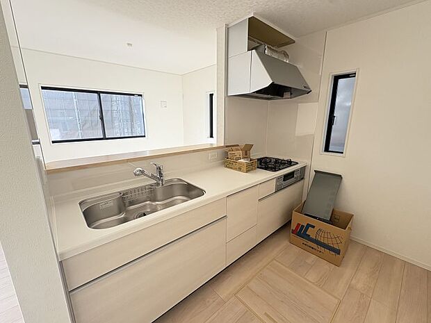 【システムキッチン】 カウンタータイプなので、リビングにいる家族とのコミュニケーションも取りやすいです♪