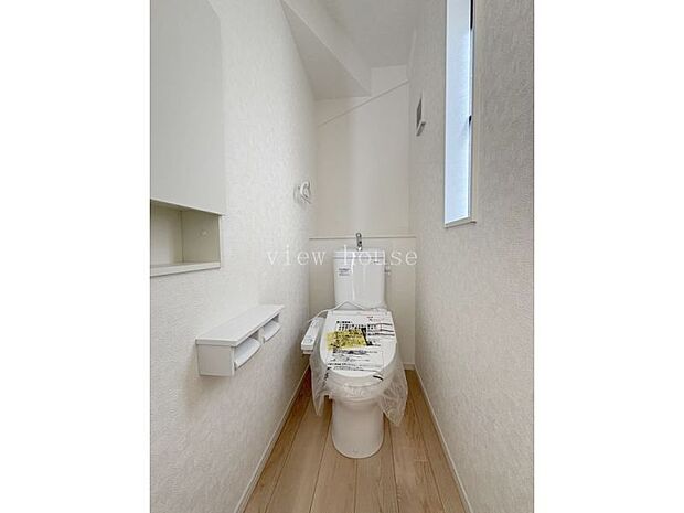 【1階トイレ】 埋め込み式収納付き♪