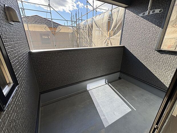 【バルコニー】 インナーバルコニーなので、急な雨でもお洗濯ものも安心です。