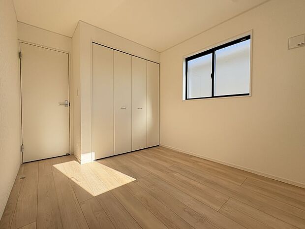 【洋室5.2帖】 東側の洋室、全居室クローゼット収納付き♪