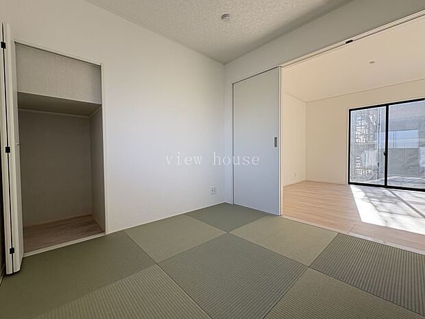 【洋風和室4.5帖】 引き戸もあるので、お昼寝の時や急な来客時も安心♪