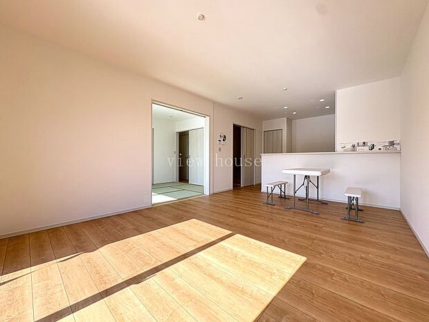 【ＬＤＫ１５．６帖】 木目調の床が温かみの感じられるＬＤＫ♪