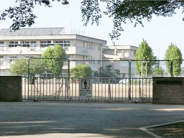 小山市立間々田中学校 1900m蛇まつりで有名な間々田八幡宮北側に位置します。