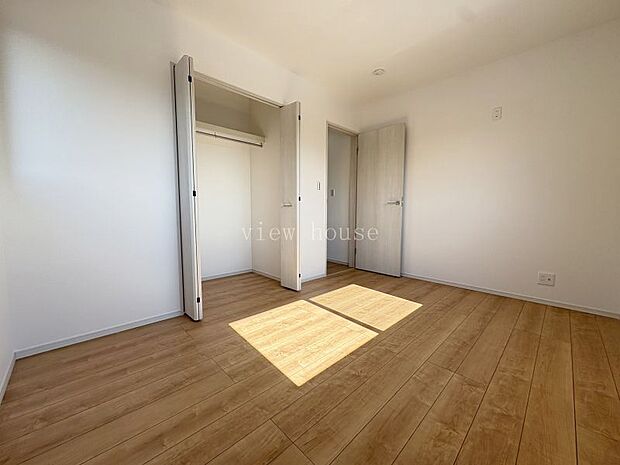 【洋室６帖】 全居室収納付きでお部屋すっきり過ごせます。