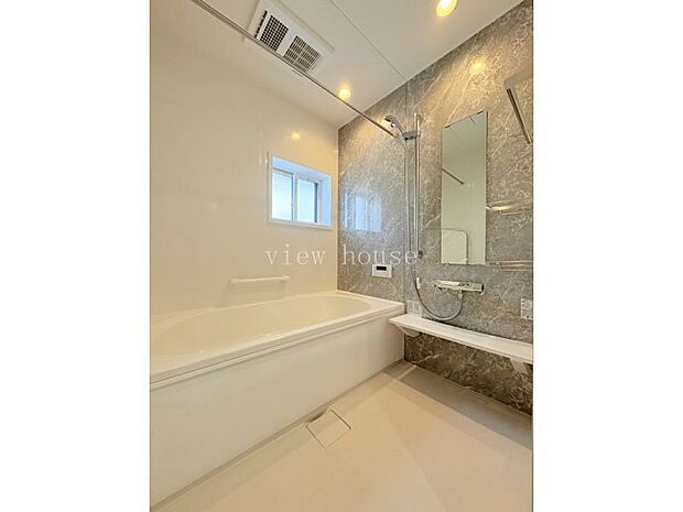 【浴室】 浴室暖房乾燥機能付きで雨の日でもお洗濯もの乾かせます。