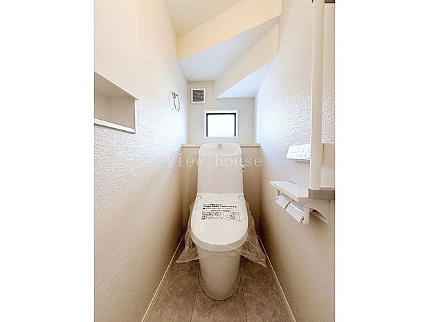 【1階トイレ】 温水洗浄便座付きでいつでも快適に御利用いただけます♪