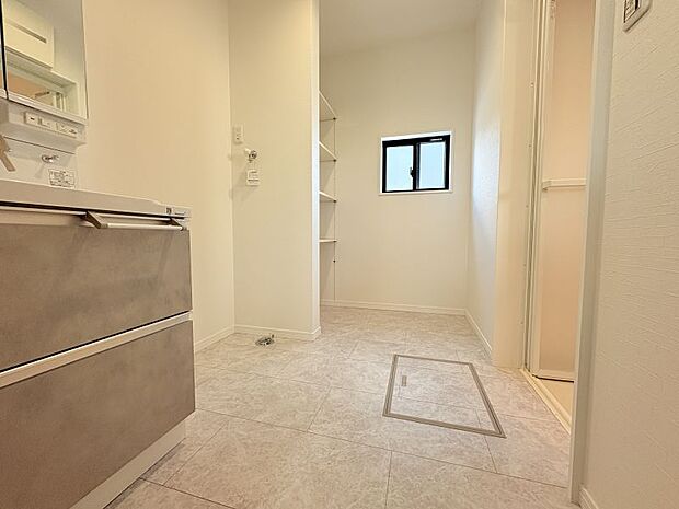 【洗面室】 奥には便利な可動棚のリネン庫付き