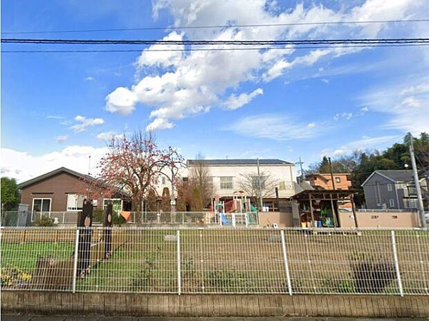 木の実保育園 300m保育目標:活き活きと遊べる子、じっくりと遊べる子、ありがとうの言える子、笑顔のかがやく子。全室、木のぬくもりを感じるお部屋です。体調不良児型病児保育を行っています。