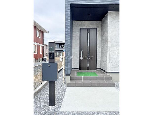 【玄関】 カラーモニター付きインターホン付きで防犯面も安心です♪