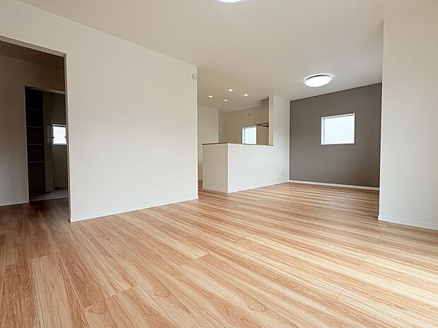 【LDK17.7帖】 カウンターキッチンはリビングとのコミニュケーションも取りやすいです♪