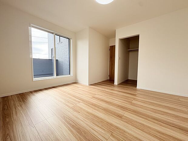 【洋室9.5帖】 WICも合わせると10帖越えのゆとりのある主寝室です。