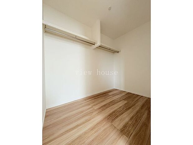 【ウォークインクローゼット】 主寝室にあります。広々3帖にWIC