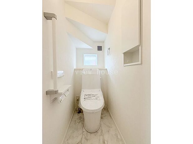 【1階トイレ】 埋め込み式収納がとっても便利!