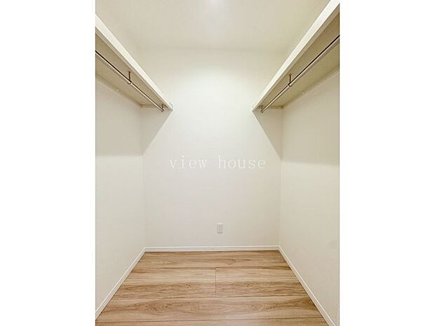 【1階ホール物入】 枕棚付きハンガーラックが両側にありファミリークローゼットにも使えて便利です☆彡