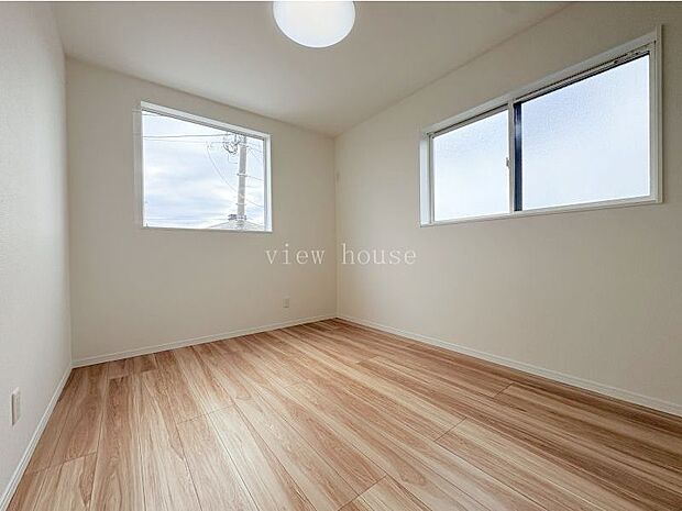 【洋室2】 2面採光風通しも良く明るい室内♪