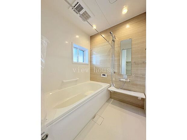 【浴室】 エコベンチタイプの浴槽です。お子様との入浴も安心♪節水効果も♪