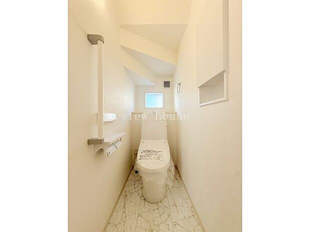 【1階トイレ】 温水洗浄便座付きでいつでも快適に御利用いただけます。 .