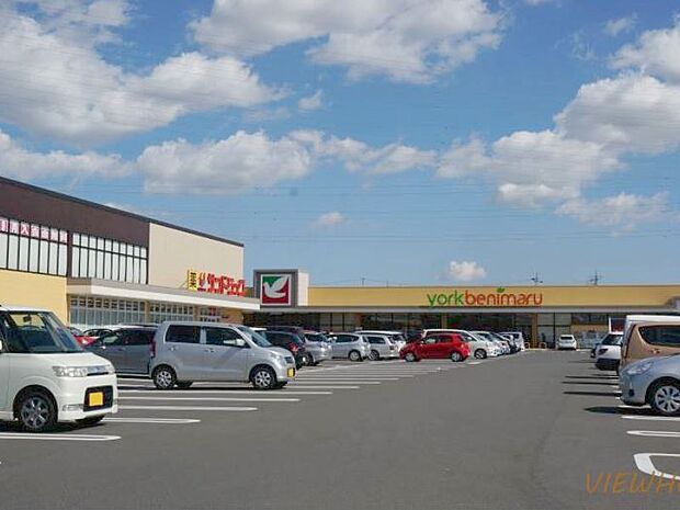 ヨークタウン小山雨ヶ谷 790m営業時間９：００から２２：００まで！食料品を買うならこちらで。ナナコポイントも貯まります。駐車場も広くて駐車しやすいです♪