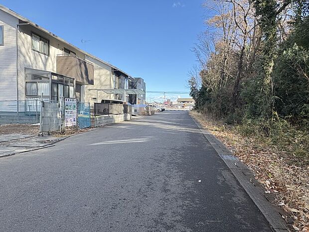 前面道路は広々６ｍで駐車もしやすいです♪