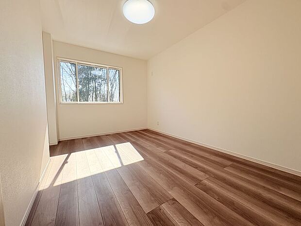 【洋室6.5帖】 南面窓の明るいお部屋♪