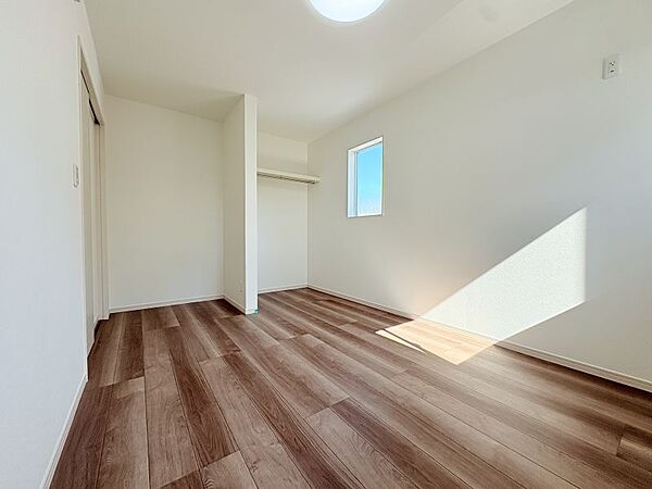 【洋室６．３帖】 引き戸ですっきり見えるお部屋です。