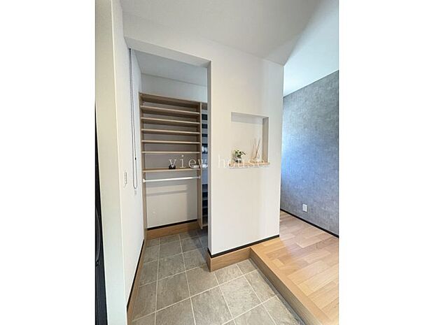 【シューズインクローク】 家族分の靴だけでなく小物当も収納できます。