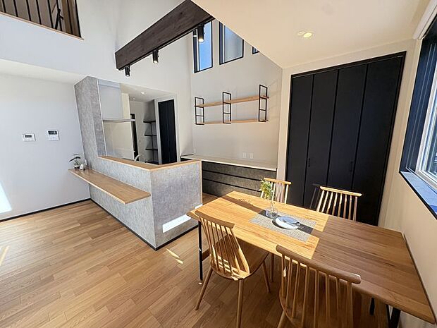 【ダイニング】 配膳のしやすいキッチン隣にあり便利♪