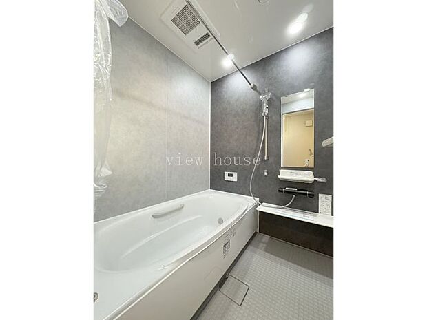 【浴室】 1日の疲れも取れる足を伸ばしてゆったり浸かれる1坪タイプのバスルーム♪