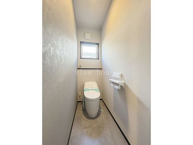 【1階トイレ】 温水洗浄便座付きでいつでも快適のご利用いただけます。