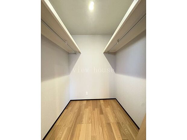 【ウォークインクローゼット】 枕棚付きハンガーポール付きご夫婦で分けて使うなども可能です。