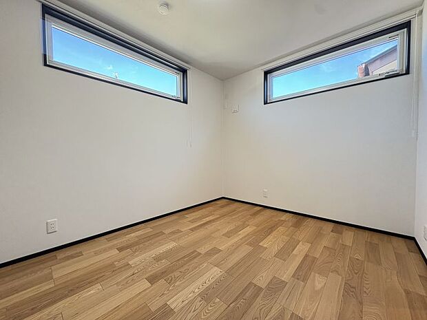 【洋室6帖】 プライバシーも守られた高めの窓は家具も設置しやすく便利♪