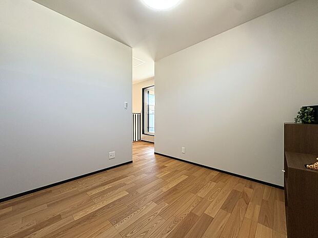 【書斎】 2階ホール続きの書斎スペース、お子様の遊び場にも♪