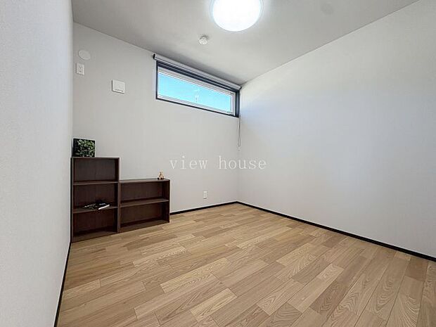 【書斎】 2階ホールつづきにあります。集中しやすい環境で在宅ワークなども可能です。