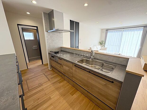 手元が隠れているので来客時もスッキリ見える♪