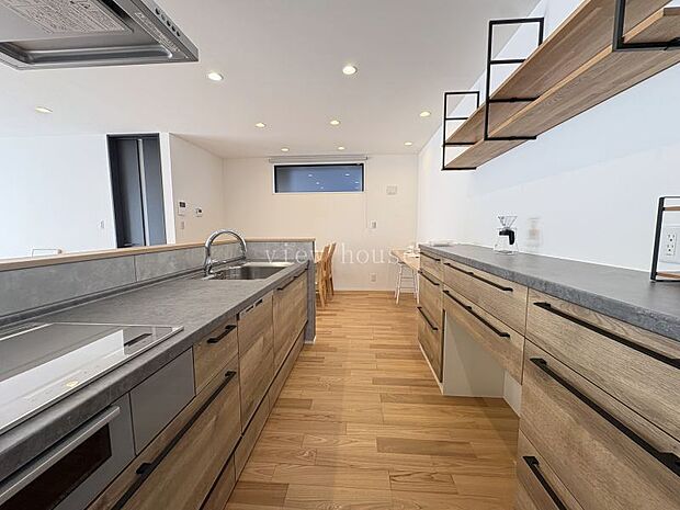 ダイニングテーブルとキッチンが横並び！！配膳もラクラクです☆