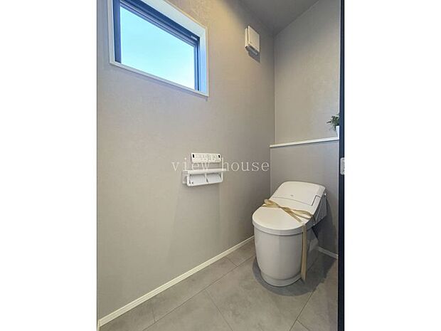 【１階トイレ】 タンクレスでスッキリ♪全面グレーのクロスで汚れも目立ちにくいです♪