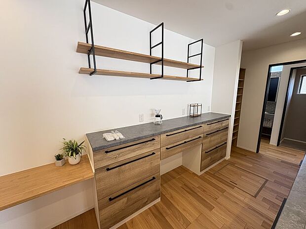 おしゃれな飾り棚付き♪