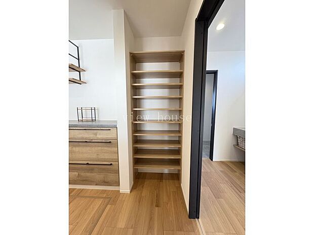 【パントリー】 反対側は冷蔵庫置き場になります。生活感のでない見た目はおしゃれなキッチンに♪