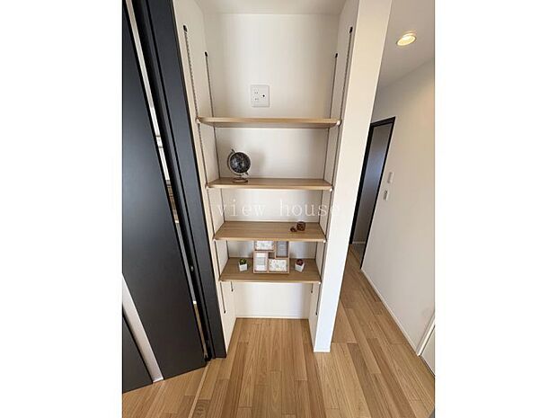 【階段前収納】 上の段にはコンセントもあり、wi-fiなどの設置も可能です♪