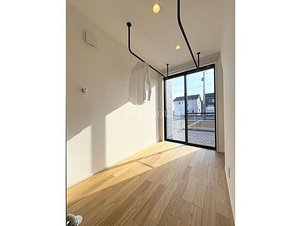 【ランドリールーム】 アイアンポールがおしゃれ♪南面に面した窓もありサンルームとしても部屋干しに便利です。