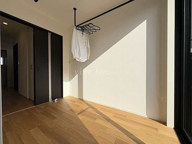 ランドリールーム内には洗濯機置き場もあり時短にも♪