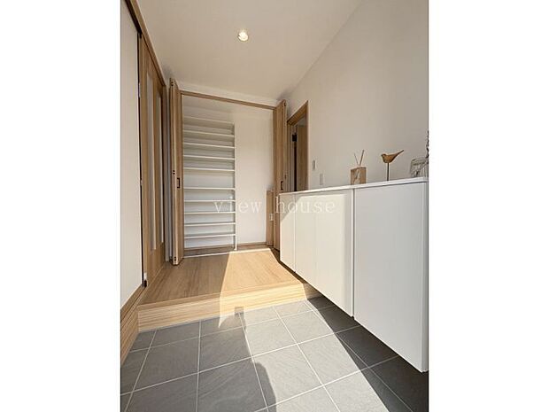 【玄関】 可動棚付きで玄関周りもスッキリ収納できそうです♪