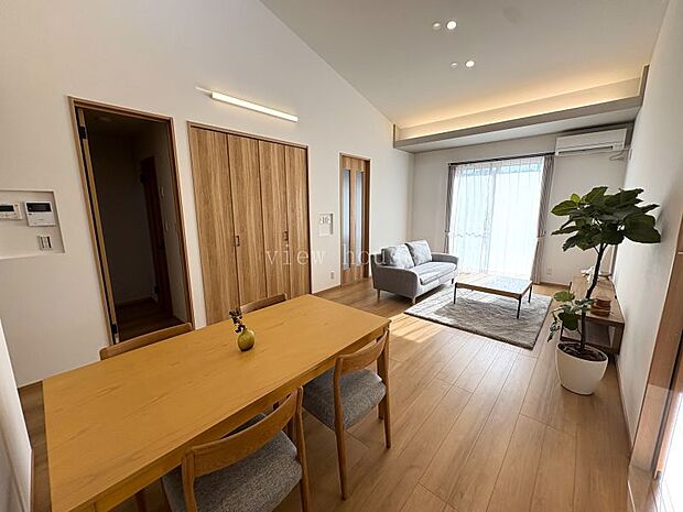 【ＬＤＫ１９帖】 ダイニングスペース、リビングスペースを広々確保し、大型の収納も付いてます♪