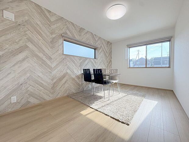 【主寝室７．５帖】 ヘリンボーン柄のクロスがとってもおしゃれなWIC付きの主寝室♪