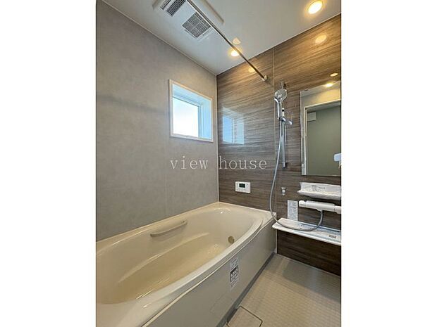 【浴室】 足を伸ばしてゆったり浸かれる１坪タイプのバスルームです。