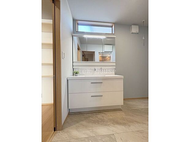 【洗面】 スライド収納で探したい物がすぐに見つかります。